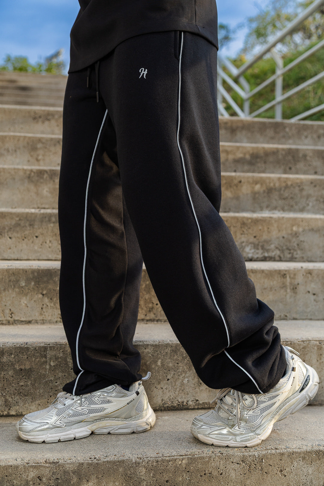Vena Reflective Black Sweatpants